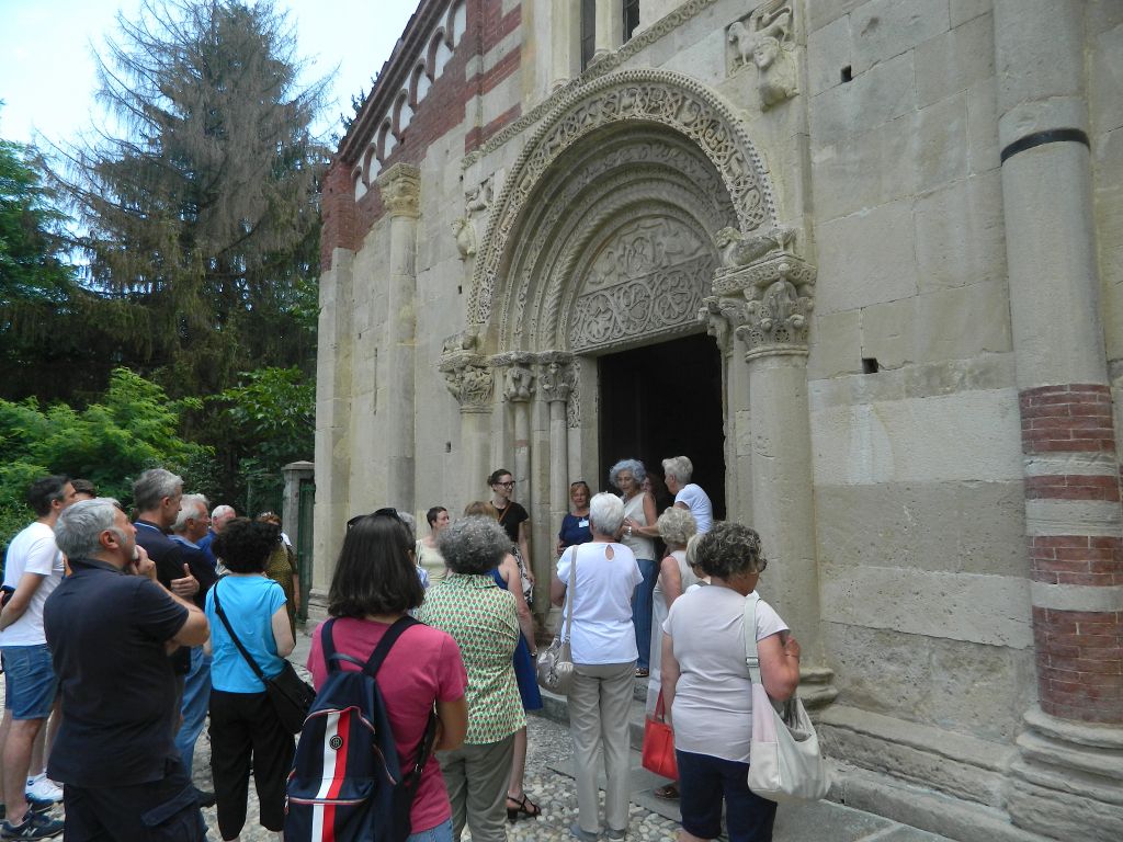 “Andar per Borghi, Castelli e Colline''